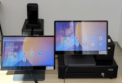 deux ordinateurs et une imprimante posés sur un bureau