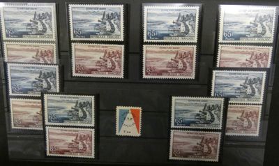 une vitrine sur laquelle sont exposés de nombreux timbres