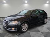 l'image d'une voiture noire garée dans un garage