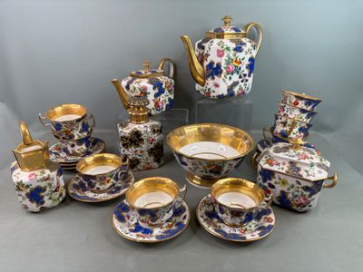 de nombreux types différents de théières, de tasses et de soucoupes