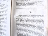 un livre ouvert sur lequel figure une image en noir et blanc