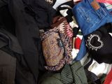 une pile de vêtements posée sur le sol