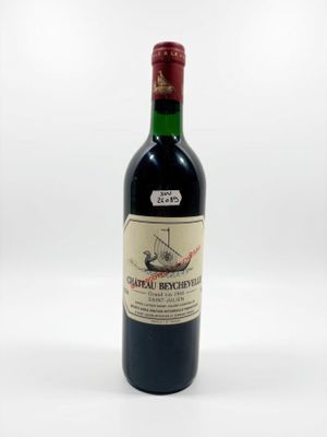 une bouteille de vin posée sur une table, devant un fond blanc