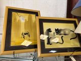 deux photos encadrées représentant un chat et un chien, posées sur une table