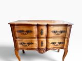 une photo d'une commode en bois surmontée de deux tiroirs