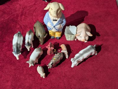 de nombreuses figurines posées sur un fond rouge