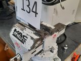 une machine posée sur une table