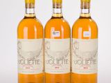 trois bouteilles de vin posées les unes à côté des autres sur une surface blanche