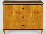 une commode en bois avec trois tiroirs de chaque côté