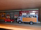 un camion et une voiture miniatures posés sur une étagère