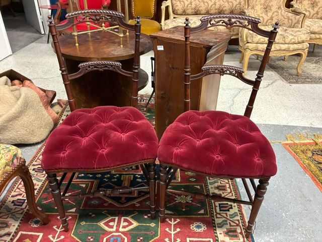 Paire de chaises de chambre assises velours capitonné