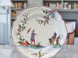 une assiette sur laquelle est représenté un homme, posée sur une table