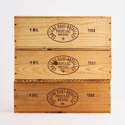 trois boîtes en bois empilées les unes sur les autres