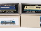 trois trains emballés, posés dans une boîte sur une surface blanche