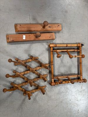 une photo montrant un tas d'objets en bois posés par terre