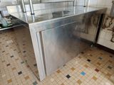 un comptoir en acier inoxydable dans une cuisine commerciale