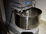 une image représentant un robot ménager surmonté d'un grand saladier