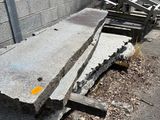 un tas de parpaings posé contre le mur d'un immeuble