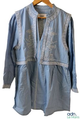 chemise bleue à manches longues, avec une broderie blanche sur la poitrine