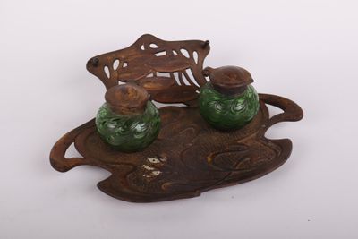 Encrier de bureau à deux godets en bronze et verre irisé. Vi…