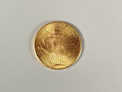 une image d'une pièce d'or sur une surface blanche