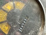 un gros plan d'un parcmètre sur lequel est collé un autocollant jaune