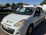 la photo d'une petite voiture blanche garée dans un parking