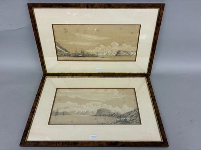 deux photos encadrées représentant un paysage de montagne, rangées dans un coffret en bois
