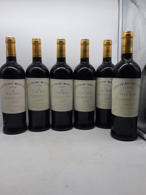 six bouteilles de vin sont alignées sur une table