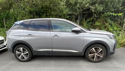 Deux voitures sont garées l'une à côté de l'autre sur un parking.