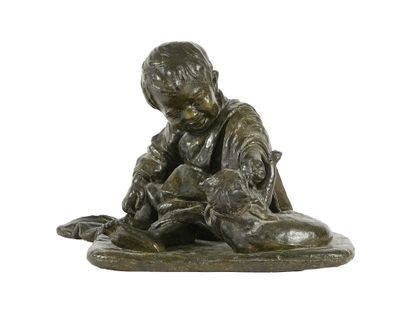 statue en bronze représentant un garçon assis sur un tapis avec un chien