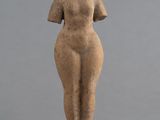 une image représentant une statue de femme posée sur un socle noir
