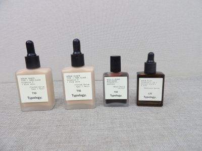 trois flacons de parfums différents posés sur une table
