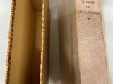 une boîte avec un livre à l'intérieur sur une table