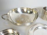 beaucoup d'objets en argent qui se trouvent sur la table