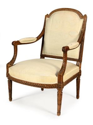 l'image d'une chaise en bois avec une assise rembourrée de couleur beige