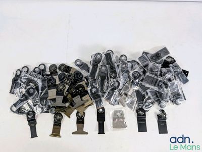 un grand nombre de montres posées sur une table