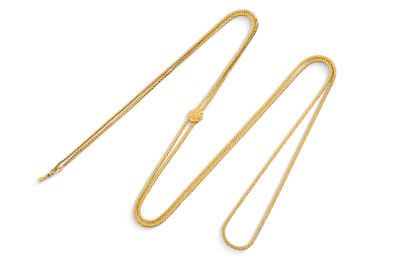 un collier en or avec une longue chaîne sur fond blanc