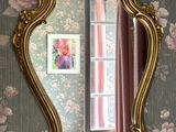 un miroir accroché au mur d'une pièce
