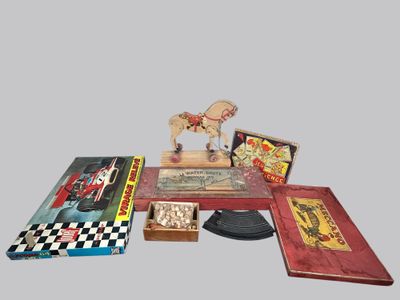 beaucoup de livres et une figurine de cheval posée sur une table