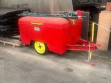 une remorque rouge avec une roue jaune, garée dans un garage