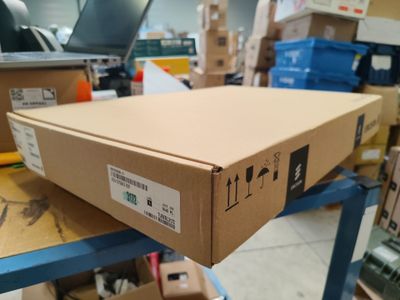 une boîte posée sur une table