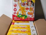 une boîte de bonbons gélifiés et une boîte de bonbons gélifiés