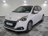 la petite voiture blanche est garée dans une grande pièce