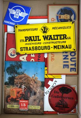 une boîte sur laquelle sont collés tout un tas de pancartes et d'autocollants