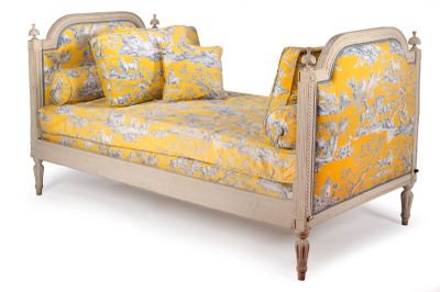 MERIDIENNE en bois sculpté relaqué gris clair, les montants à décor de - Photo 1