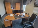 un bureau avec un ordinateur et une chaise dans une pièce