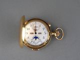 une montre de poche en or avec une lune sur le cadran