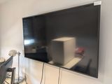 une télévision à écran plat fixée au mur dans le salon