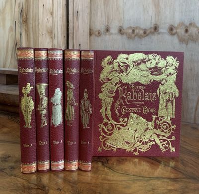 trois livres posés sur une table en bois les uns à côté des autres